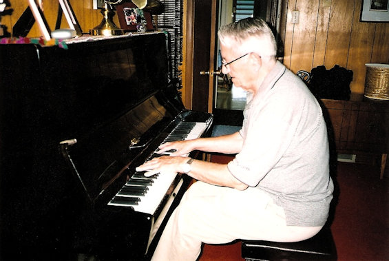 Rolf Linnebach, at home Rolf Linnebach,
at home
